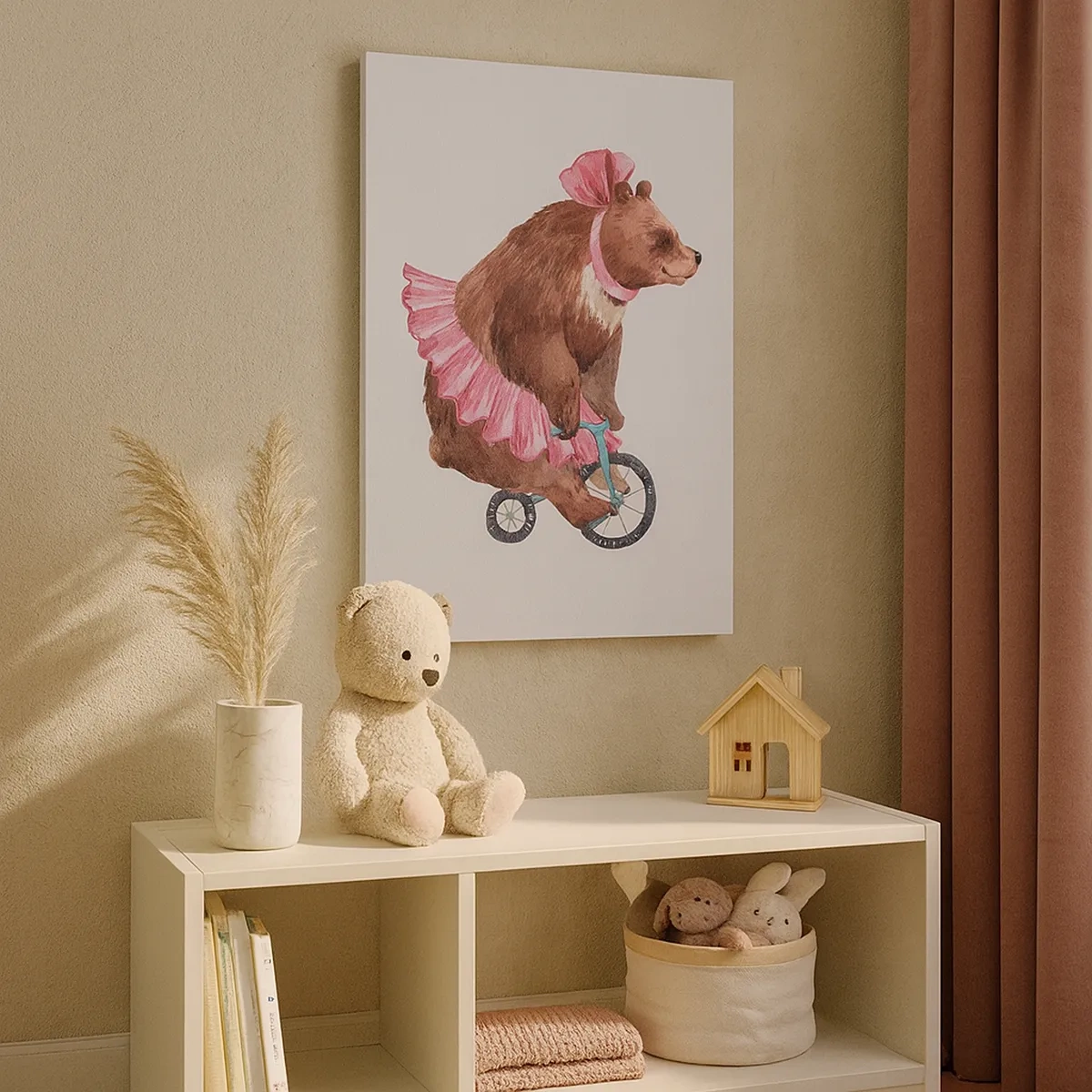 Cuadro sobre lienzo - Impresión de Imagen - Un osito de peluche con una falda rosa en una bicicleta de estilo retro. - 50x70cm - ¡Qué circo! - Decoración de pared moderna para salón y dormitorio ARTTOR