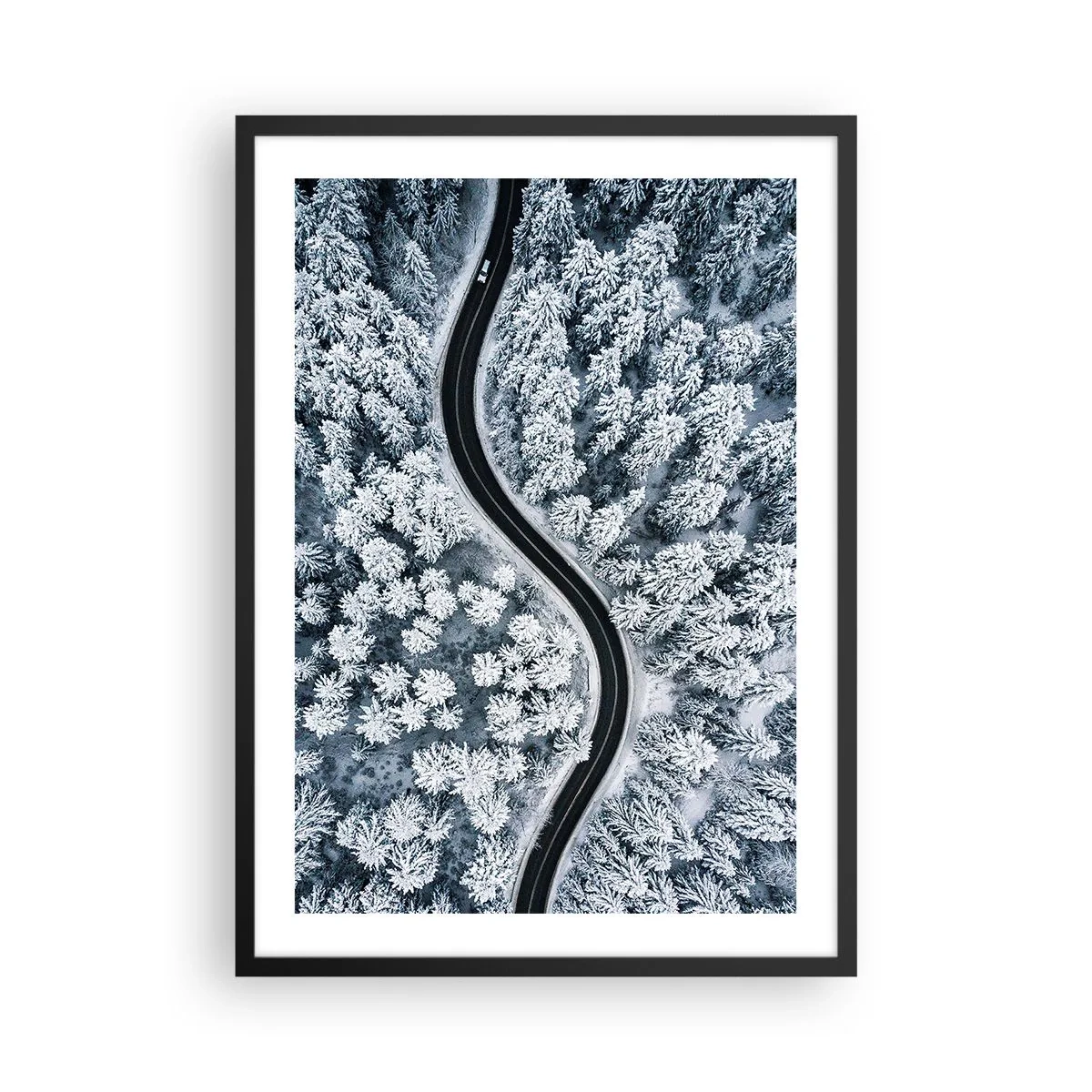 Póster en marco negro - Un pintoresco camino entre árboles cubiertos de nieve a vista de pájaro. - 50x70cm - A través de un bosque invernal - Decoración de pared moderna para salón y dormitorio ARTTOR
