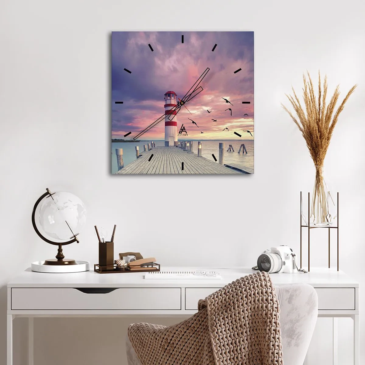 Reloj de pared - Reloj de vidrio - Un faro en el muelle rodeado de una pintoresca puesta de sol. - 30x30cm - Hora de ir al puerto - Decoración de pared moderna para salón y dormitorio ARTTOR