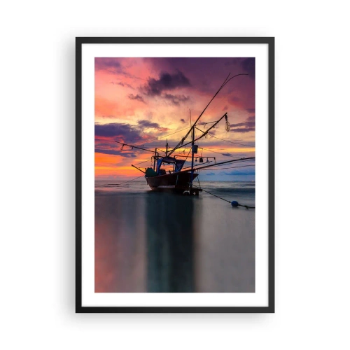 Póster en marco negro - Barco pesquero con el sol poniente en la playa como telón de fondo - 50x70cm - Una noche exótica - Decoración de pared moderna para salón y dormitorio ARTTOR