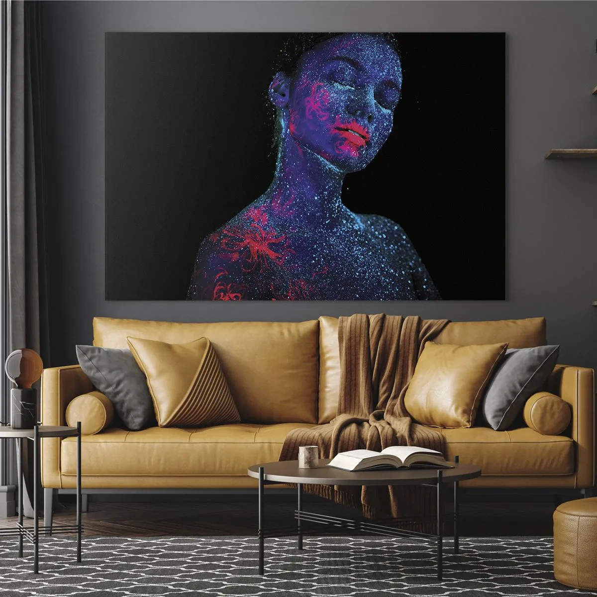 Cuadro sobre vidrio - Impresiones sobre Vidrio - Retrato de una mujer con pintura corporal fluorescente - 100x70cm - En polvo de estrellas - Decoración de pared moderna para salón y dormitorio ARTTOR