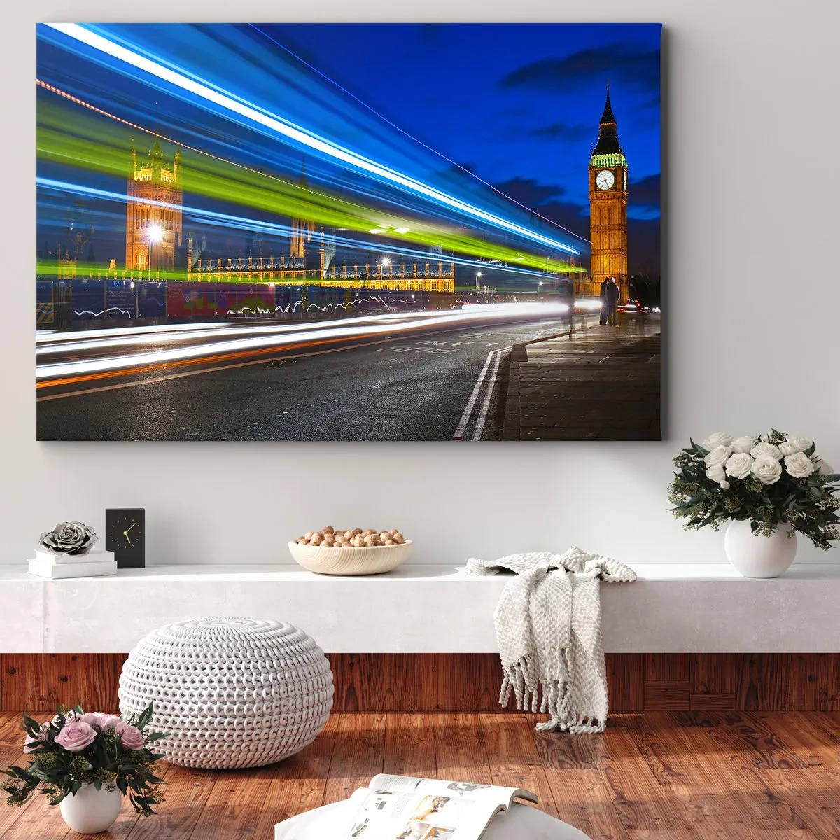 Cuadro sobre lienzo - Impresión de Imagen - El Big Ben de noche con el efecto de las luces en el tráfico de la calle. - 120x80cm - Bajo la mirada del Big Ben - Decoración de pared moderna para salón y dormitorio ARTTOR