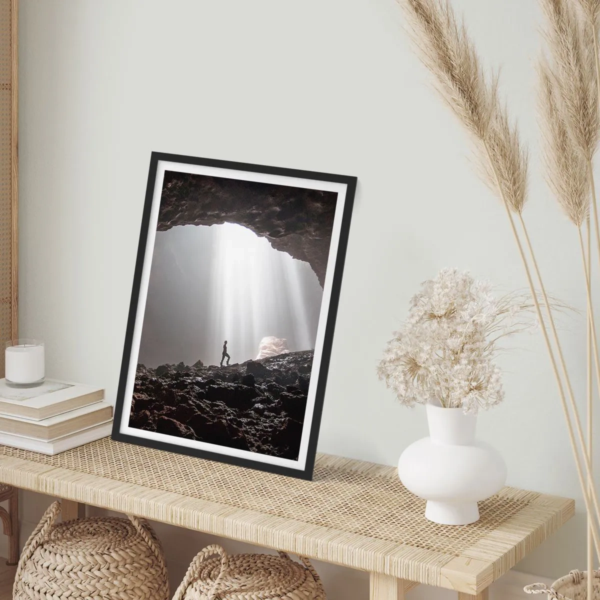 Póster en marco negro - Una figura en una cueva iluminada por rayos de luz. - 50x70cm - Gruta luminosa - Decoración de pared moderna para salón y dormitorio ARTTOR