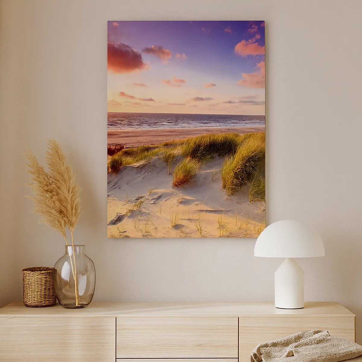 Cuadro sobre lienzo - Impresión de Imagen - Una playa cubierta de hierba y una puesta de sol sobre un mar en calma. - 50x70cm - Se siente la brisa veraniega - Decoración de pared moderna para salón y dormitorio ARTTOR