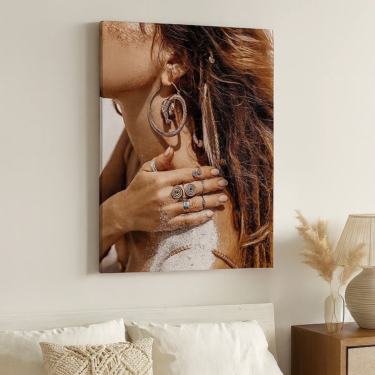 Cuadro sobre lienzo - Impresión de Imagen - Mujer elegante con joyas sobre un fondo de arena clara. - 50x70cm - Reina de la playa salvaje - Decoración de pared moderna para salón y dormitorio ARTTOR