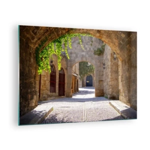 Cuadro sobre vidrio - Impresiones sobre Vidrio - Una calle de piedra con arcos y enredaderas a la luz del sol. - 70x50cm - La procesión está a punto de aparecer. - Decoración de pared moderna para salón y dormitorio ARTTOR