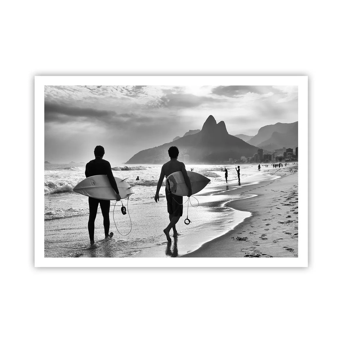 Póster - Dos surfistas caminando por la playa con sus tablas en blanco y negro. - 100x70cm - Samba para una ola - Decoración de pared moderna para salón y dormitorio ARTTOR
