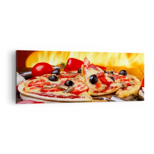 Cuadro sobre lienzo - Impresión de Imagen - Pizza con aceitunas, tomates y pimientos sobre un fondo de llamas - 140x50cm - Desde Italia con amor - Decoración de pared moderna para salón y dormitorio ARTTOR