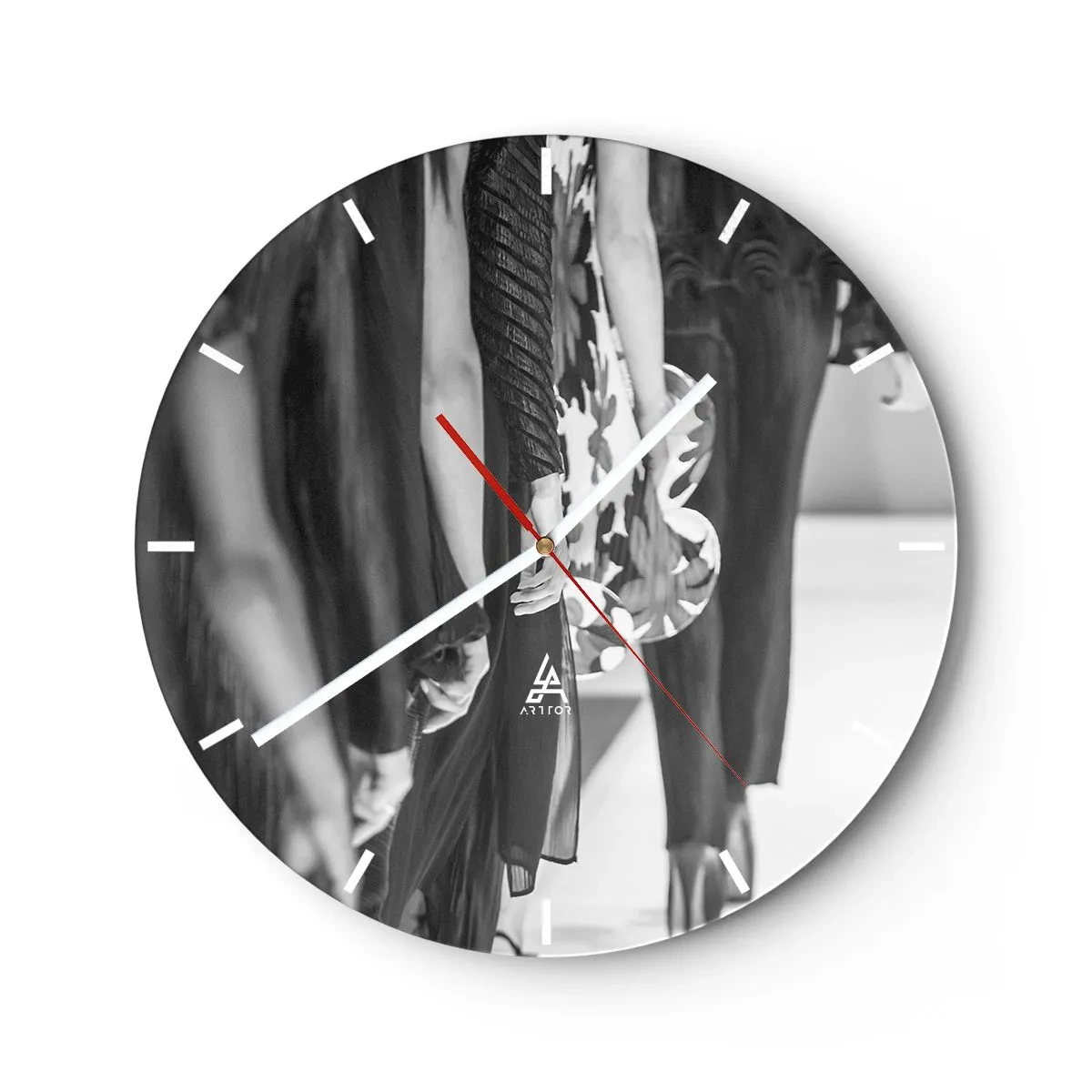 Reloj de pared - Reloj de vidrio - Siluetas en blanco y negro de modelos con atuendos elegantes. - 30x30cm - Un desfile con estilo - Decoración de pared moderna para salón, cocina y dormitorio ARTTOR