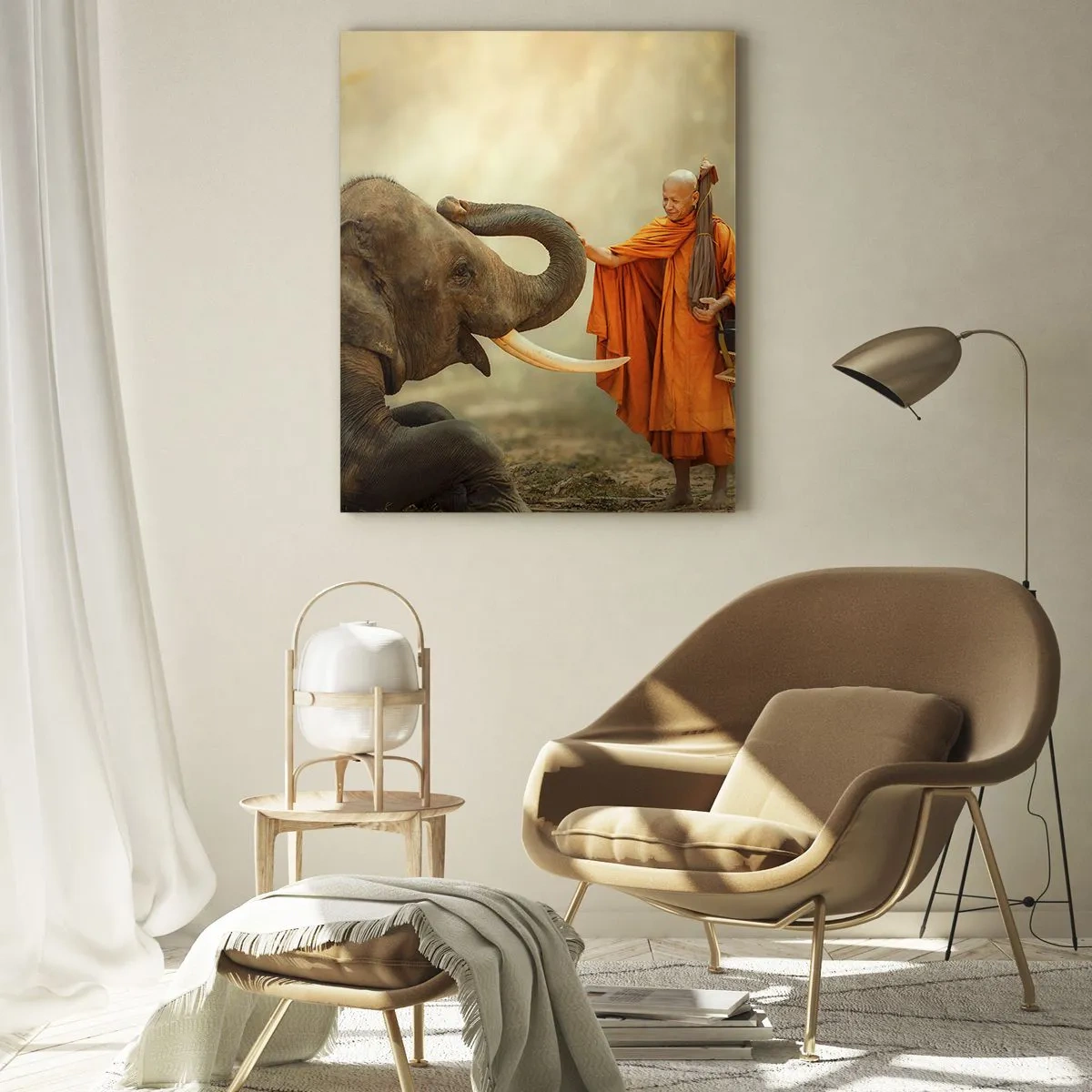 Cuadro sobre vidrio - Impresiones sobre Vidrio - Un monje con túnicas naranjas con un elefante en un entorno natural. - 50x70cm - Un encuentro en un viaje - Decoración de pared moderna para salón y dormitorio ARTTOR