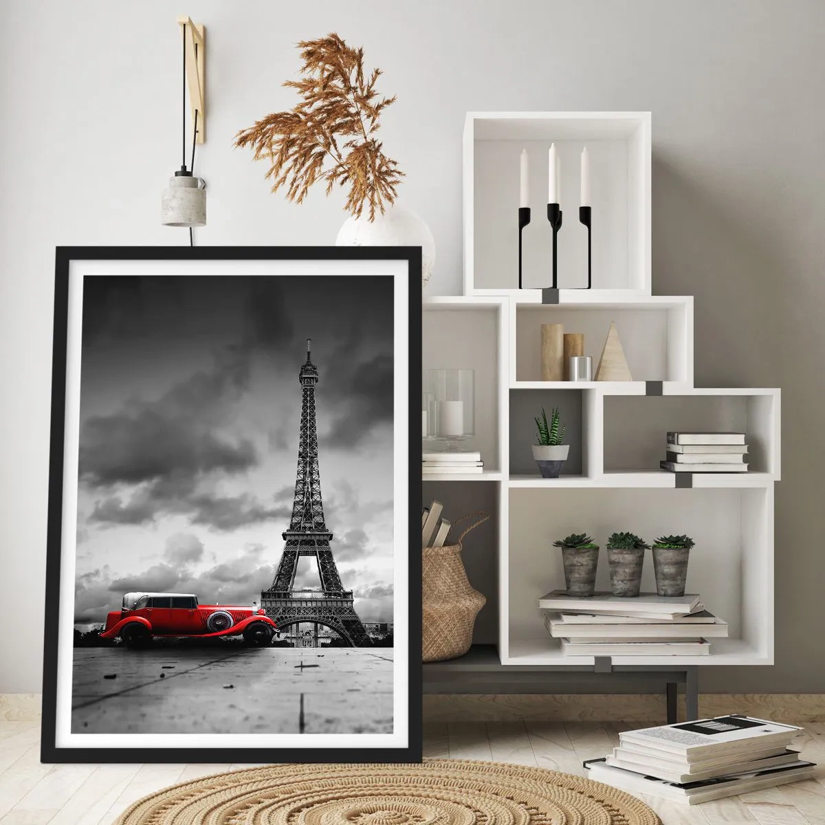 Póster en marco negro - Un coche rojo frente a la Torre Eiffel en blanco y negro. - 50x70cm - No hace mucho tiempo, en París - Decoración de pared moderna para salón y dormitorio ARTTOR