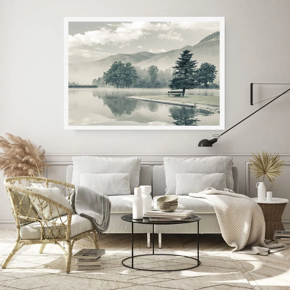 Póster - Un pintoresco lago con un banco y niebla al fondo. - 100x70cm - El lago sigue durmiendo - Decoración de pared moderna para salón y dormitorio ARTTOR