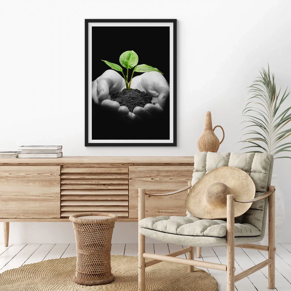 Póster en marco negro - Una planta en las manos simbolizando la vida y la naturaleza. - 50x70cm - Amo la naturaleza, la protejo - Decoración de pared moderna para salón y dormitorio ARTTOR