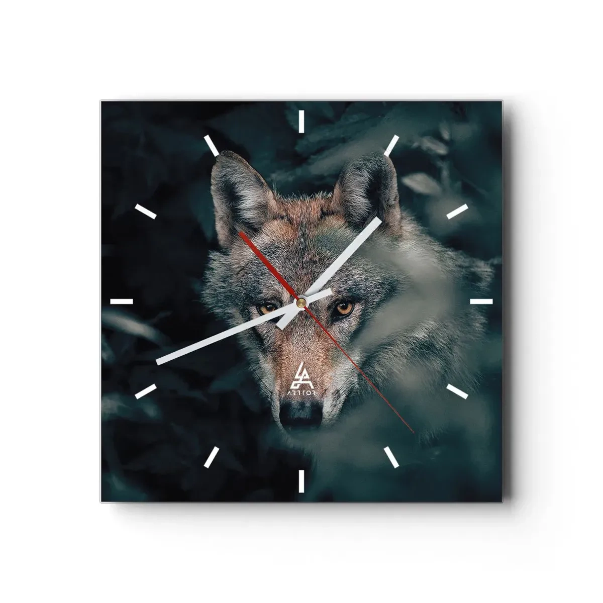 Reloj de pared - Reloj de vidrio - Un lobo en su entorno natural, mirando desde las profundidades del bosque. - 30x30cm - Cazador - Decoración de pared moderna para salón y dormitorio ARTTOR