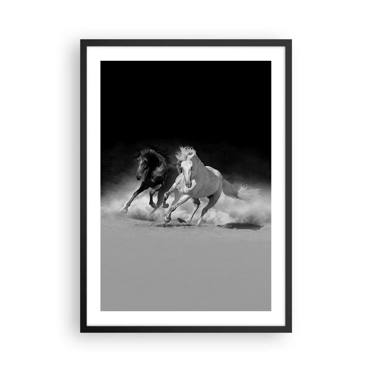 Póster en marco negro - Caballos al galope contra un fondo monocromático - 50x70cm - El galope de la libertad - Decoración de pared moderna para salón y dormitorio ARTTOR