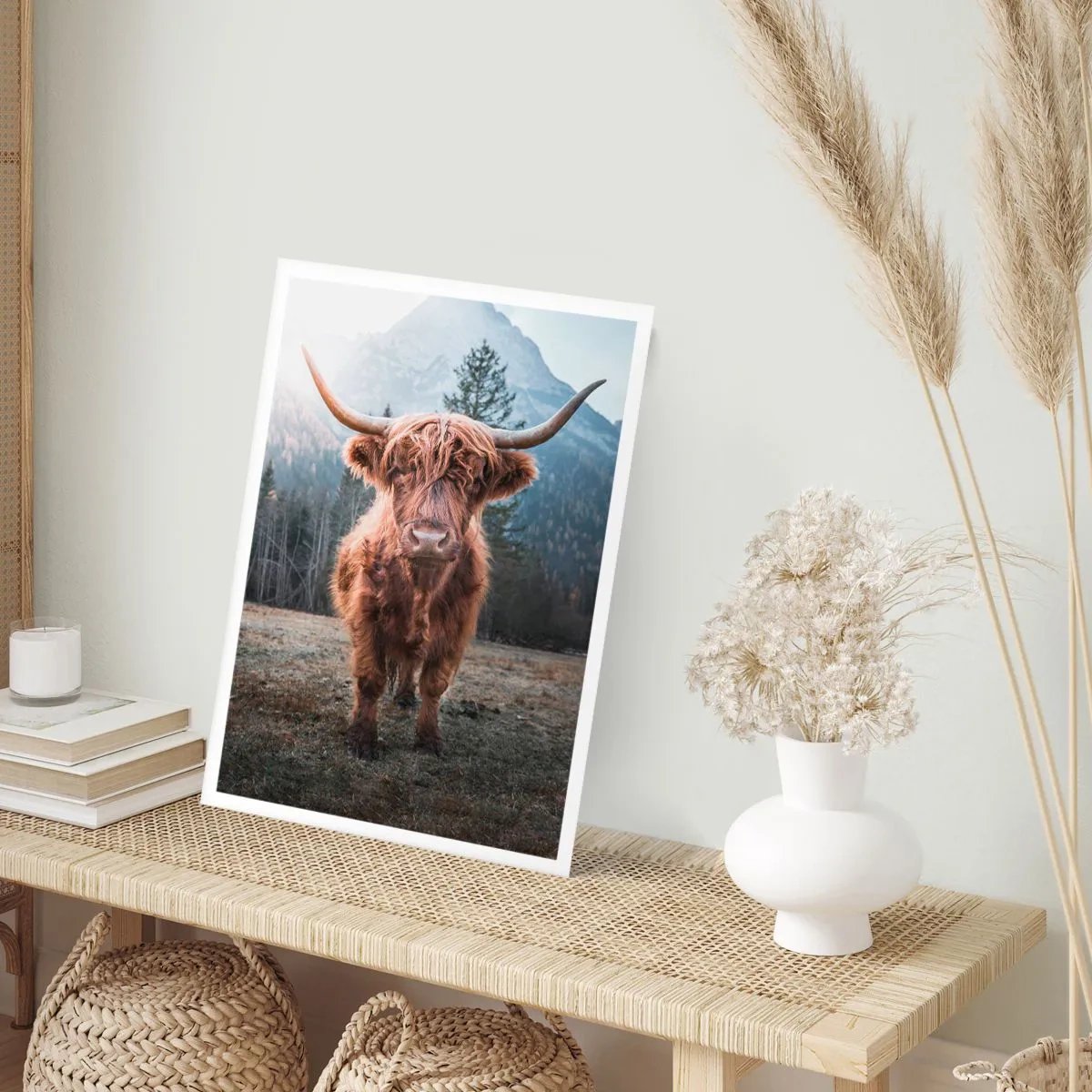 Póster - Vaca de las Tierras Altas de Escocia con majestuosas montañas al fondo - 50x70cm - Saludos desde un prado de montaña - Decoración de pared moderna para salón y dormitorio ARTTOR