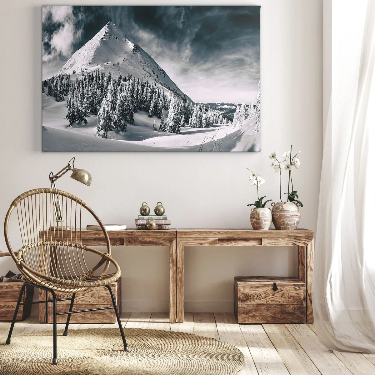 Cuadro sobre lienzo - Impresión de Imagen - Un pico de montaña cubierto de nieve rodeado de un bosque invernal. - 70x50cm - Tierra de nieve y hielo - Decoración de pared moderna para salón y dormitorio ARTTOR