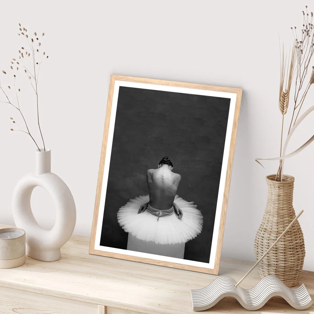 Póster en marco roble claro - Rodeada de pétalos - 50x70 cm