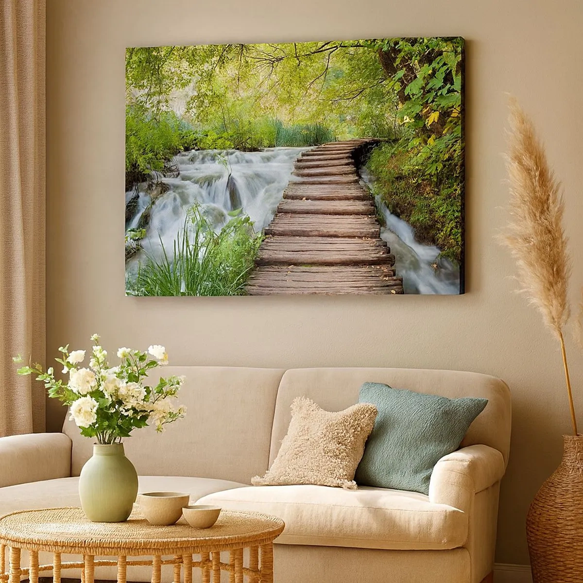 Cuadro sobre lienzo - Impresión de Imagen - Un puente de madera sobre una cascada rodeado de un exuberante bosque verde. - 70x50cm - No es agua silenciosa en absoluto - Decoración de pared moderna para salón y dormitorio ARTTOR