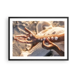 Póster en marco negro - Manos con conchas marinas dispuestas sobre el fondo de arena. - 70x50cm - La belleza al alcance de la mano - Decoración de pared moderna para salón y dormitorio ARTTOR