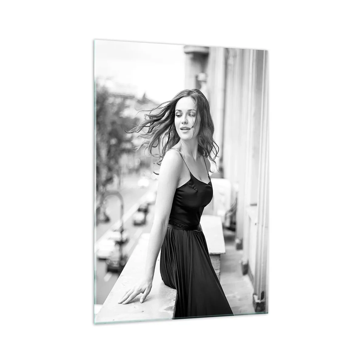 Cuadro sobre vidrio - Impresiones sobre Vidrio - Fotografía en blanco y negro de una mujer en un balcón. - 70x100cm - Ciertamente, parisina - Decoración de pared moderna para salón y dormitorio ARTTOR