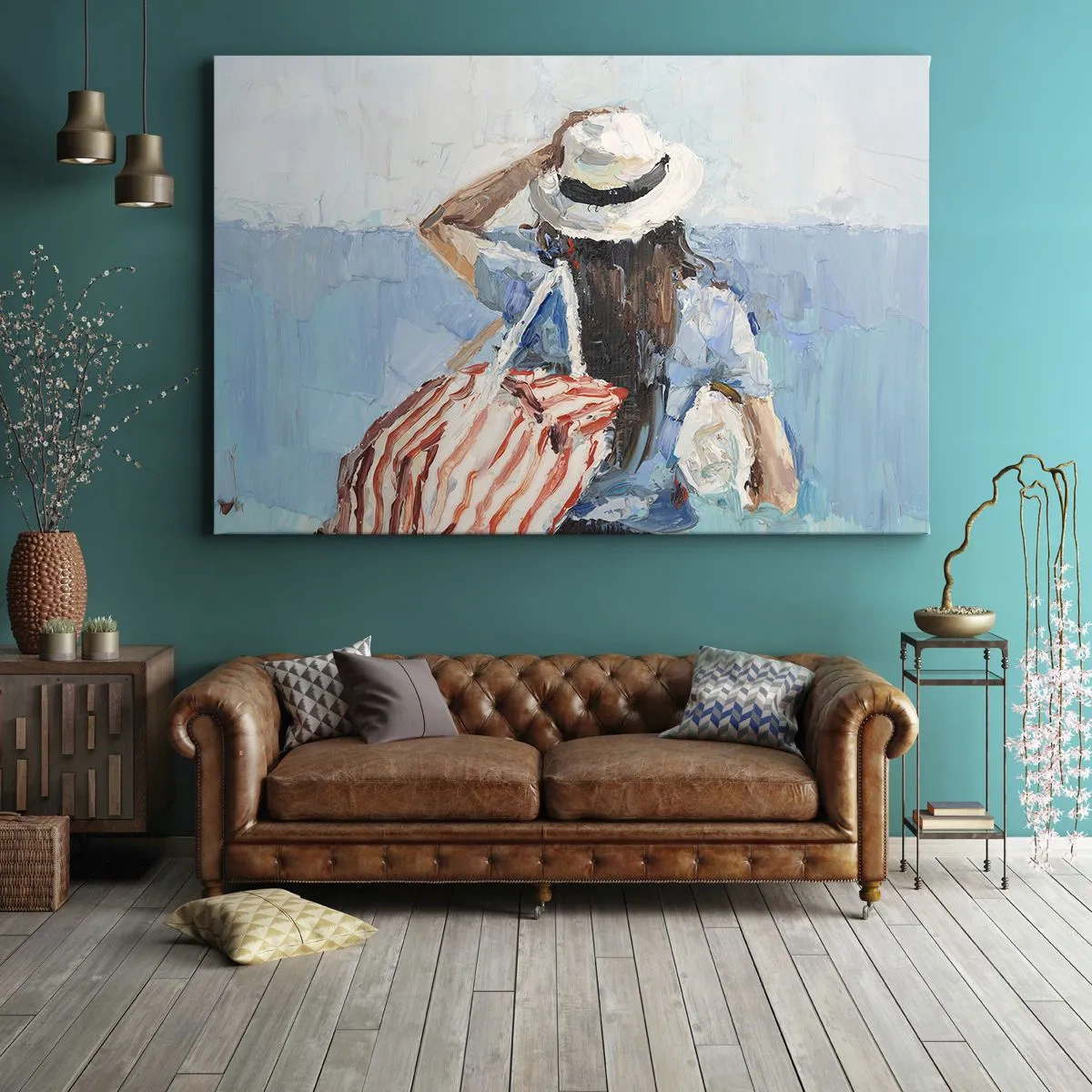 Cuadro sobre lienzo - Impresión de Imagen - Una mujer con sombrero frente al mar azul. - 120x80cm - Bienvenida a tus vacaciones - Decoración de pared moderna para salón y dormitorio ARTTOR