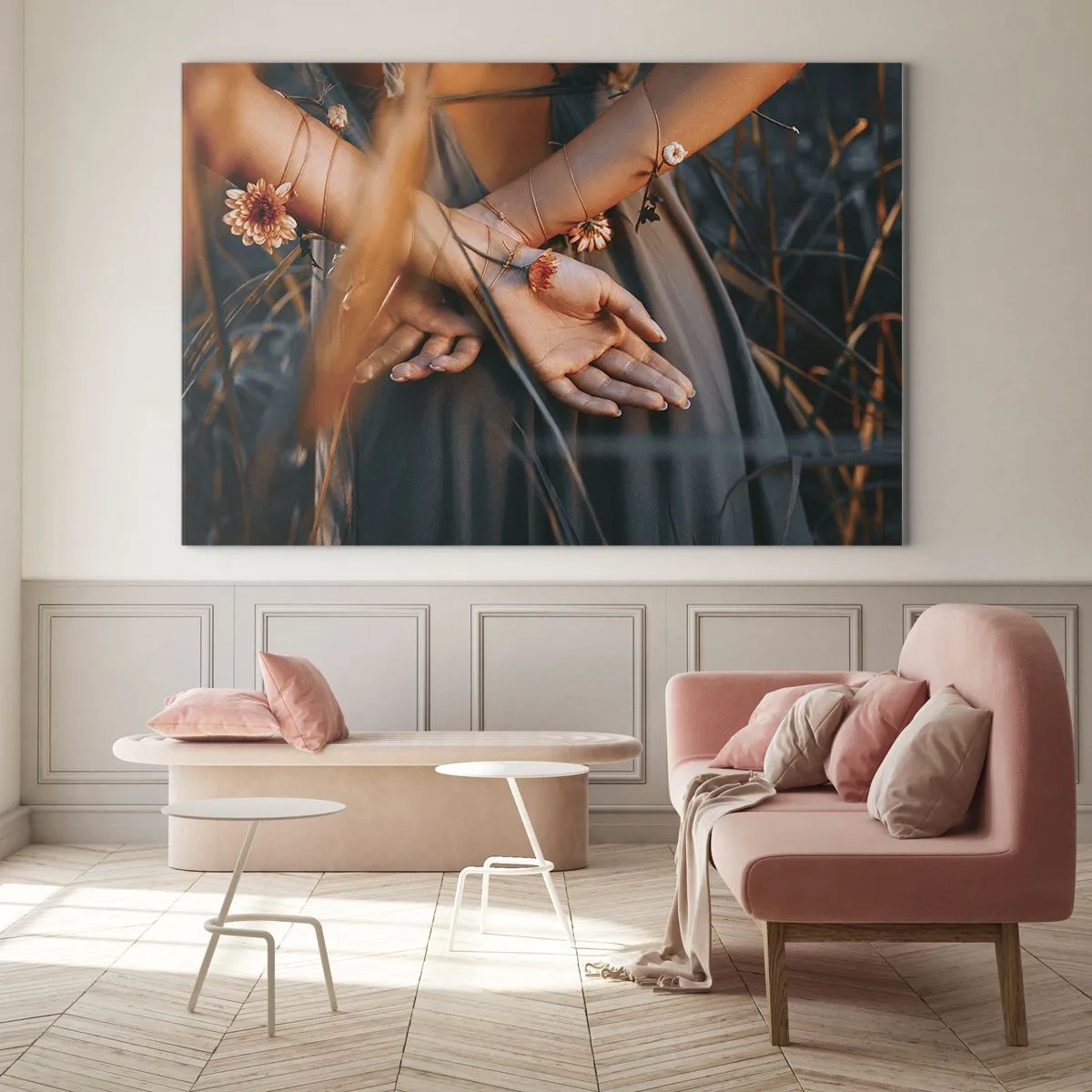 Cuadro sobre vidrio - Impresiones sobre Vidrio - Primer plano de las manos entrelazadas de una mujer con flores sobre un fondo de hierba. - 70x50cm - Conectada con la naturaleza - Decoración de pared moderna para salón y dormitorio ARTTOR