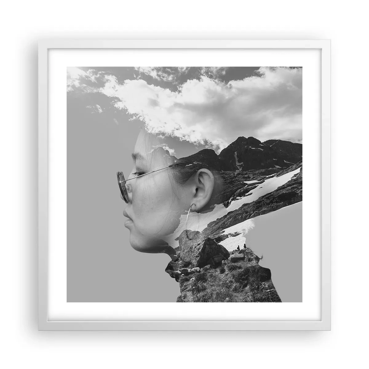 Póster en marco blanco - Retrato sobre montañas y nubes - 50x50 cm