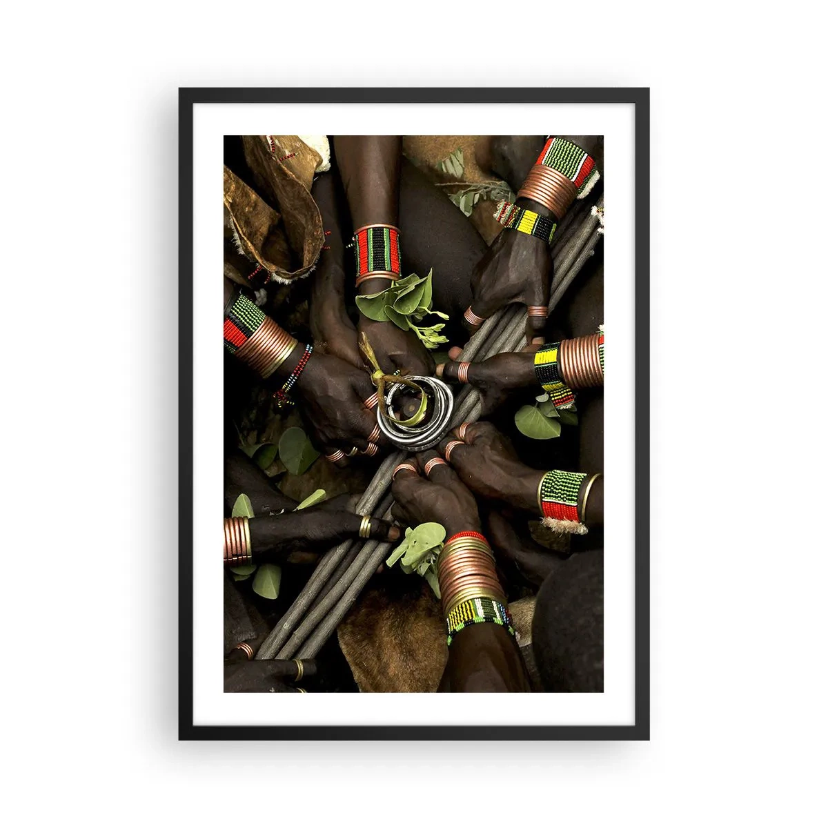 Póster en marco negro - Manos con pulseras tradicionales, en un gesto de comunidad. - 50x70cm - Estamos juntos - Decoración de pared moderna para salón y dormitorio ARTTOR