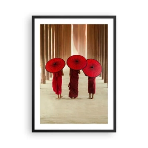 Póster en marco negro - Monjes con paraguas rojos en los pasillos del templo. - 50x70cm - En el camino a la Tierra Pura - Decoración de pared moderna para salón y dormitorio ARTTOR
