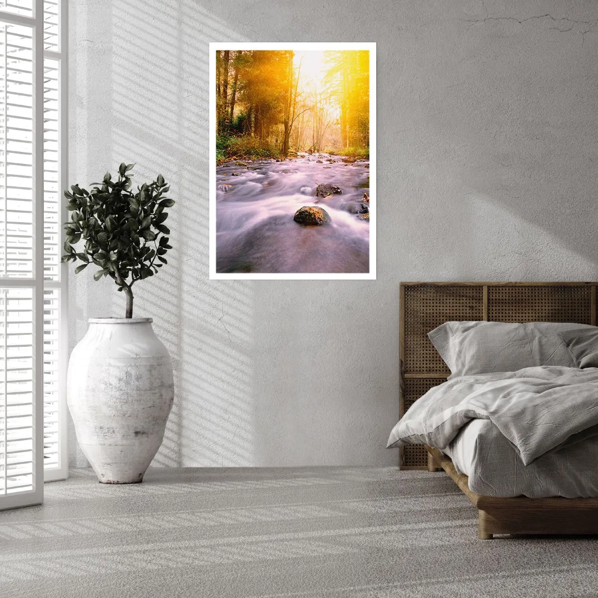 Póster - Un arroyo en el bosque a la luz del sol. - 50x70cm - Malaquita en un marco de plata y oro - Decoración de pared moderna para salón y dormitorio ARTTOR