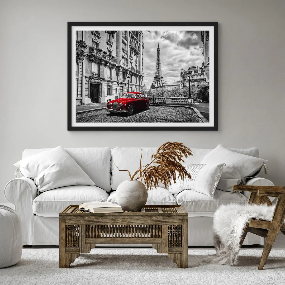 Póster en marco negro - Un coche rojo con la Torre Eiffel al fondo en un entorno en blanco y negro. - 70x50cm - Un depredador en la ciudad - Decoración de pared moderna para salón y dormitorio ARTTOR