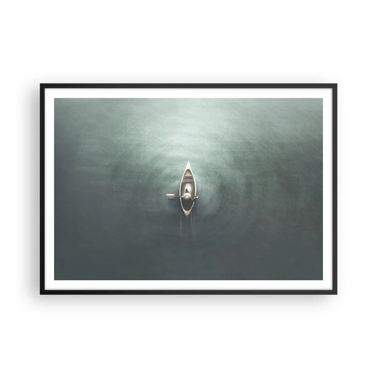 Póster en marco negro - Un barco solitario en aguas tranquilas en un entorno minimalista. - 100x70cm - A través de un lago iluminado por la luna - Decoración de pared moderna para salón y dormitorio ARTTOR
