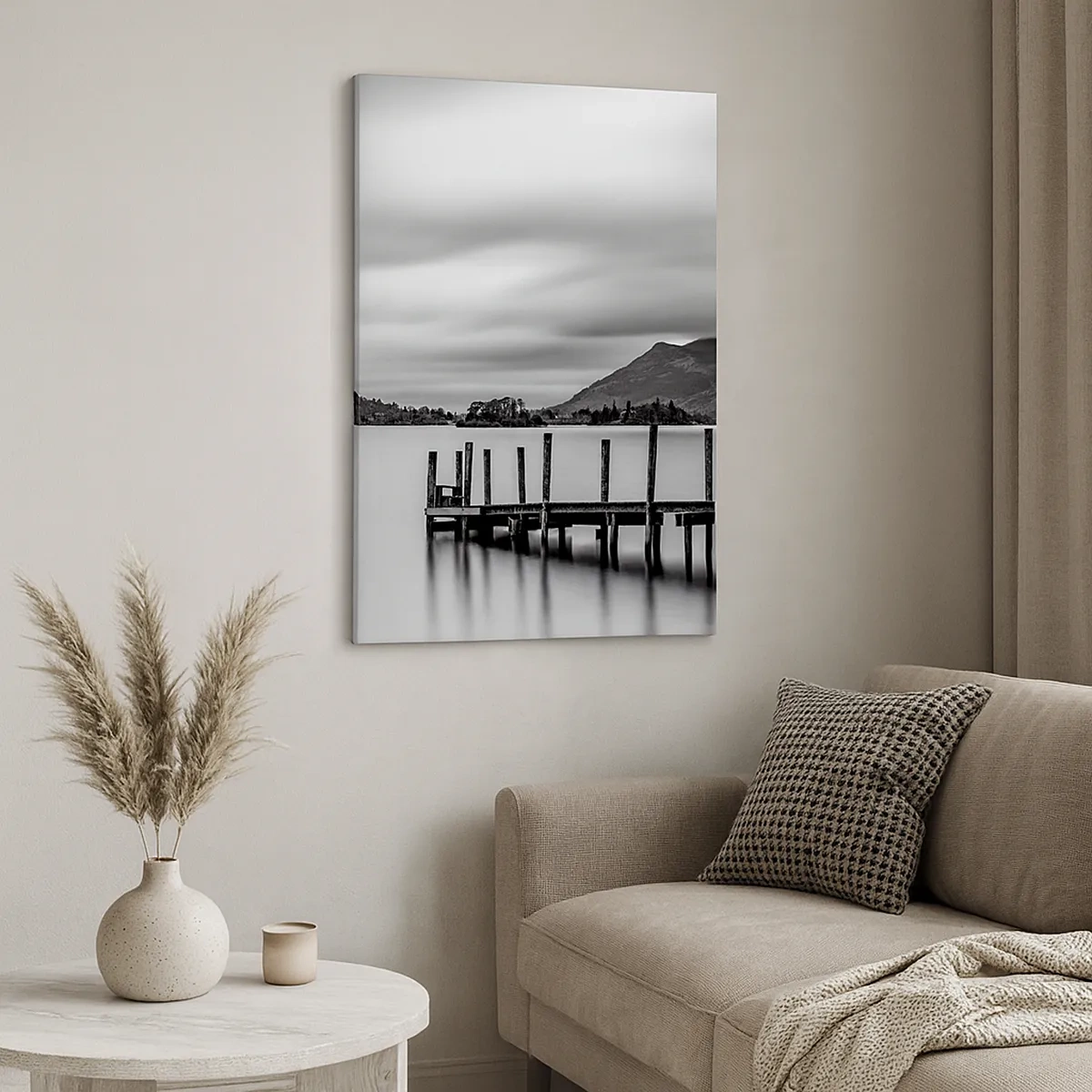 Cuadro sobre lienzo - Impresión de Imagen - Paisaje en blanco y negro con un muelle sobre un lago. - 50x70cm - Dulzura y la fuerza - Decoración de pared moderna para salón y dormitorio ARTTOR