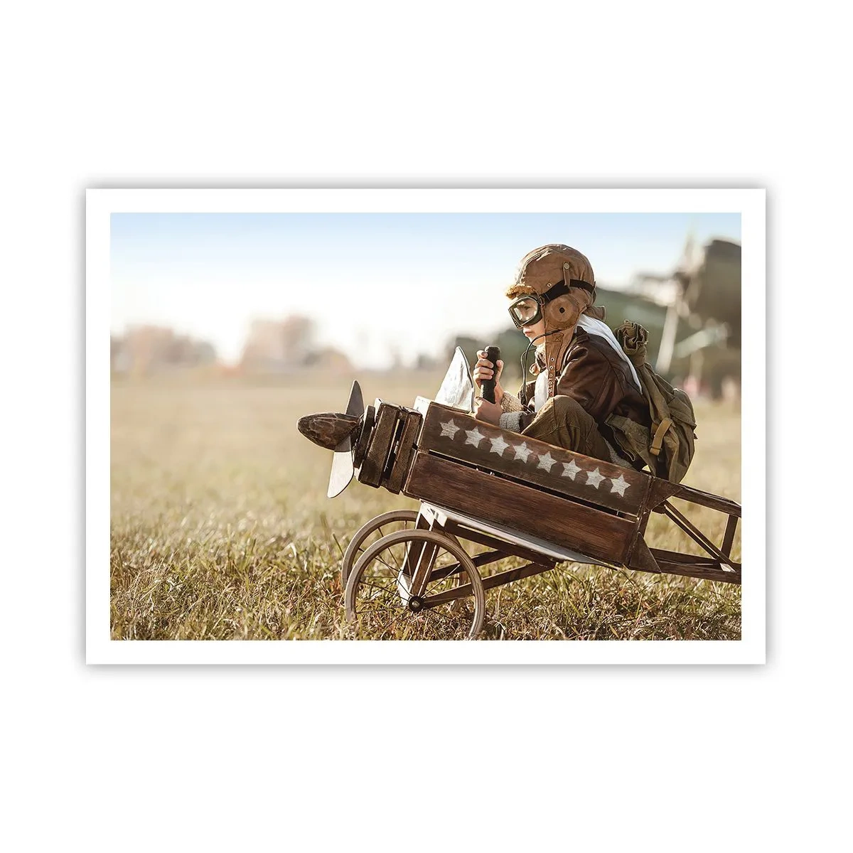Póster - Un niño en un avión de juguete con un campo al fondo. - 100x70cm - Despegue hacia un sueño - Decoración de pared moderna para salón y dormitorio ARTTOR