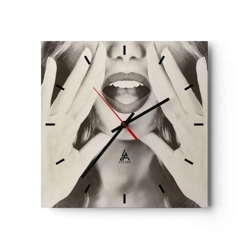 Reloj de pared - Reloj de vidrio - Retrato en blanco y negro de una mujer con labios y manos expresivos. - 30x30cm - ¡Ya estoy en camino! - Decoración de pared moderna para salón y dormitorio ARTTOR