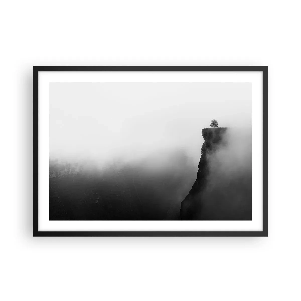 Póster en marco negro - Un árbol solitario al borde de un acantilado rodeado de niebla. - 70x50cm - En el límite del mundo - Decoración de pared moderna para salón y dormitorio ARTTOR