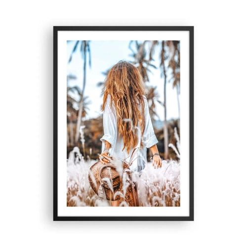Póster en marco negro - Una mujer con camisa blanca caminando entre palmeras. - 50x70cm - Nacida en el plumón de la Tierra - Decoración de pared moderna para salón y dormitorio ARTTOR