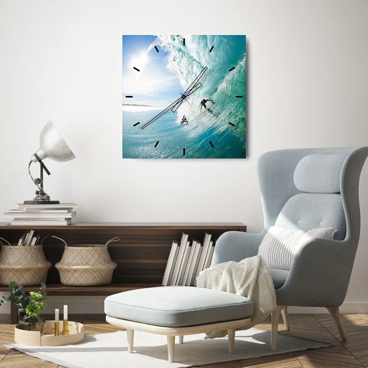 Reloj de pared - Reloj de vidrio - Un surfista montando una ola bajo la luz del sol contra un cielo azul. - 30x30cm - Siempre en la ola - Decoración de pared moderna para salón y dormitorio ARTTOR