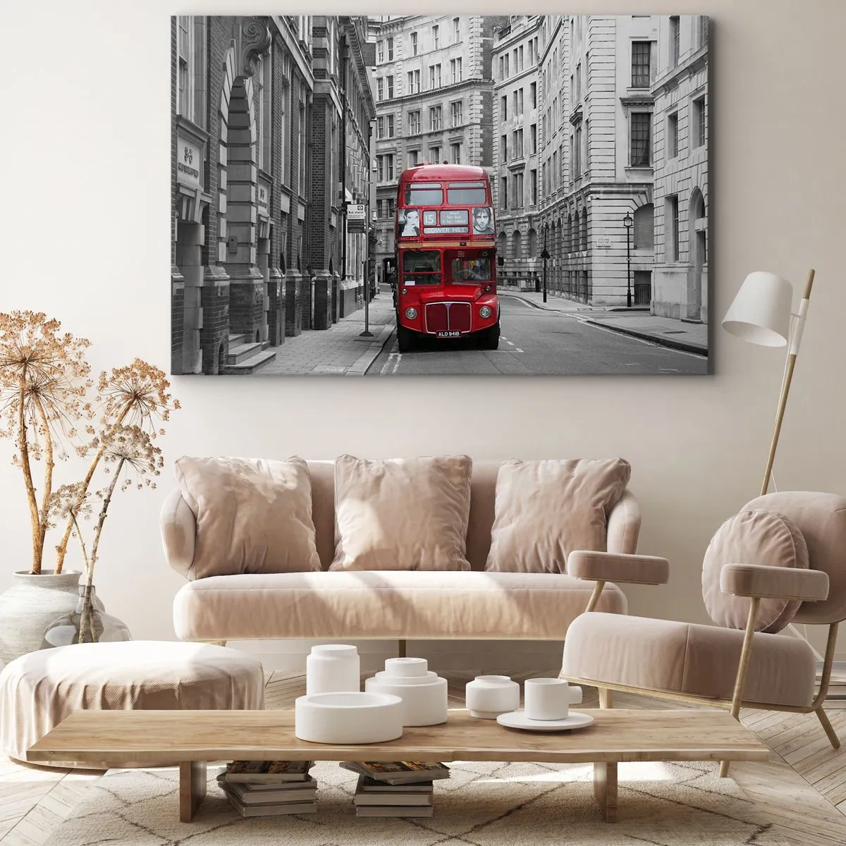 Cuadro sobre lienzo - Impresión de Imagen - Un autobús rojo sobre un fondo de edificios de la ciudad en blanco y negro. - 100x70cm - La vida cotidiana no tiene por qué ser gris - Decoración de pared moderna para salón y dormitorio ARTTOR