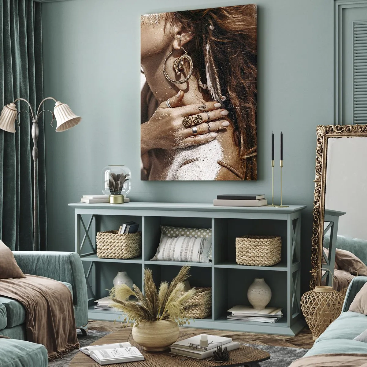 Cuadro sobre lienzo - Impresión de Imagen - Mujer elegante con joyas sobre un fondo de arena clara. - 50x70cm - Reina de la playa salvaje - Decoración de pared moderna para salón y dormitorio ARTTOR