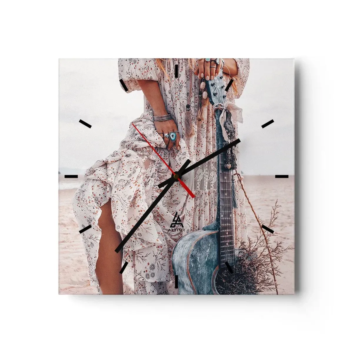 Reloj de pared - Reloj de vidrio - Mujer de estilo boho con guitarra en la playa - 30x30cm - Una flor en el camino - Decoración de pared moderna para salón y dormitorio ARTTOR