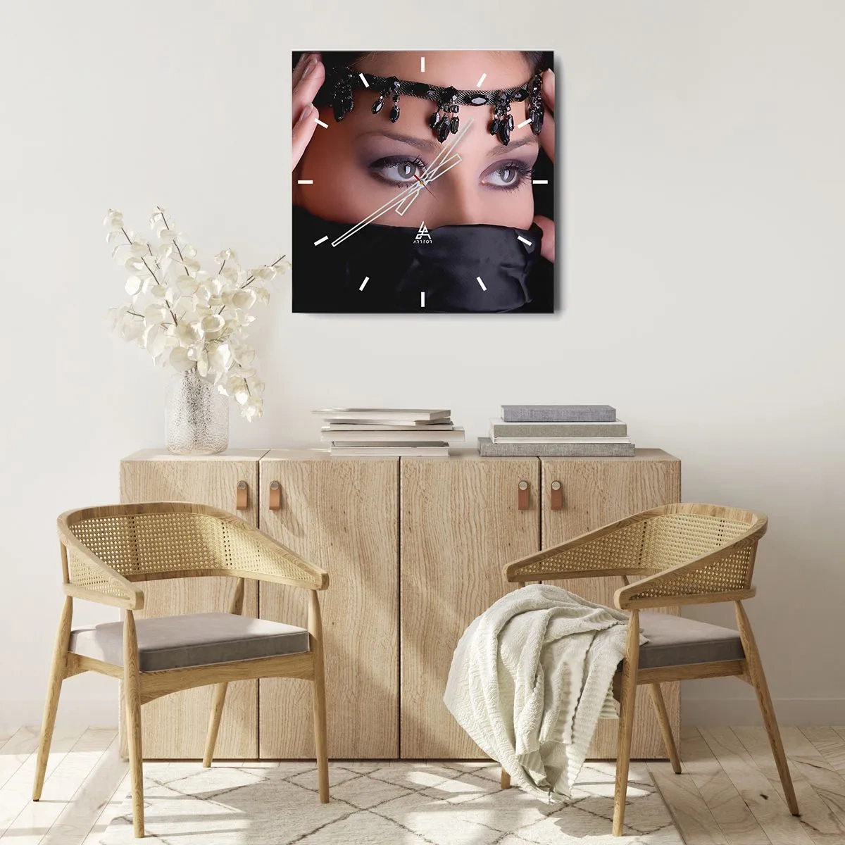 Reloj de pared - Reloj de vidrio - Retrato de una mujer con joyas decorativas sobre un fondo negro. - 30x30cm - Tentador misterio oriental - Decoración de pared moderna para salón y dormitorio ARTTOR
