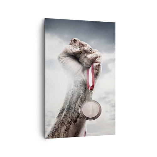 Cuadro sobre lienzo - Impresión de Imagen - Una mano levantada con una medalla contra un cielo nublado. - 80x120cm - Per aspera ad astra - Decoración de pared moderna para salón y dormitorio ARTTOR