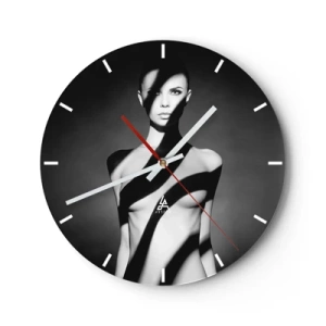 Reloj de pared - Reloj de vidrio - Retrato en blanco y negro de una mujer con efectos de luz y sombra. - 30x30cm - En la luz y en la sombra - Decoración de pared moderna para salón, cocina y dormitorio ARTTOR