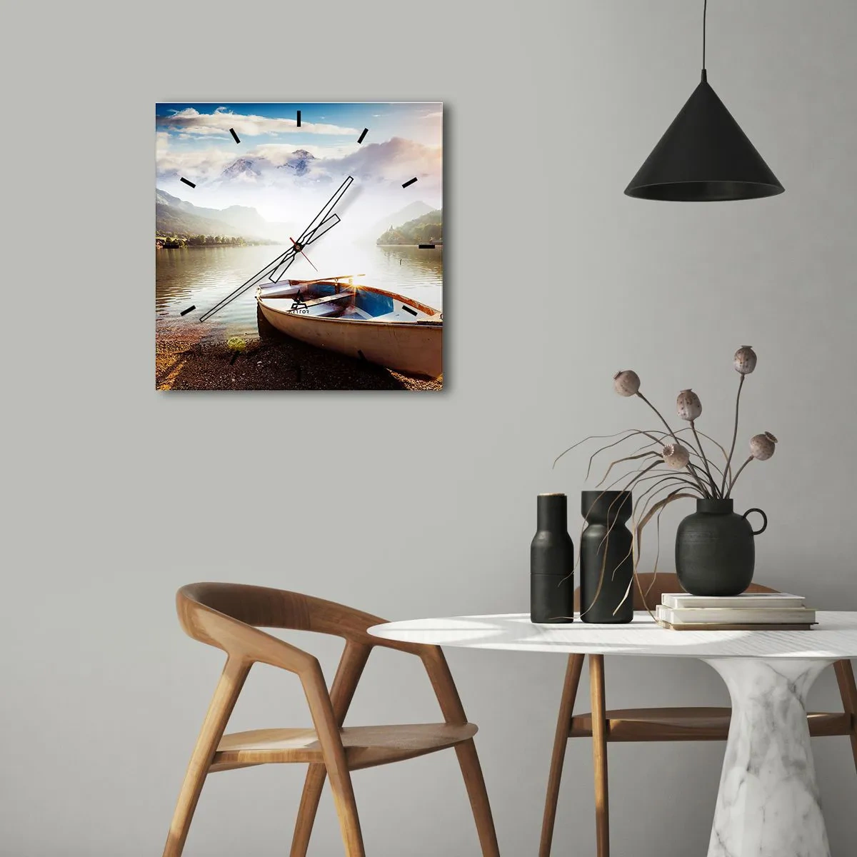 Reloj de pared - Reloj de vidrio - Un barco en la orilla de un lago con vistas a las montañas por la mañana. - 30x30cm - Junto al agua clara - Decoración de pared moderna para salón y dormitorio ARTTOR