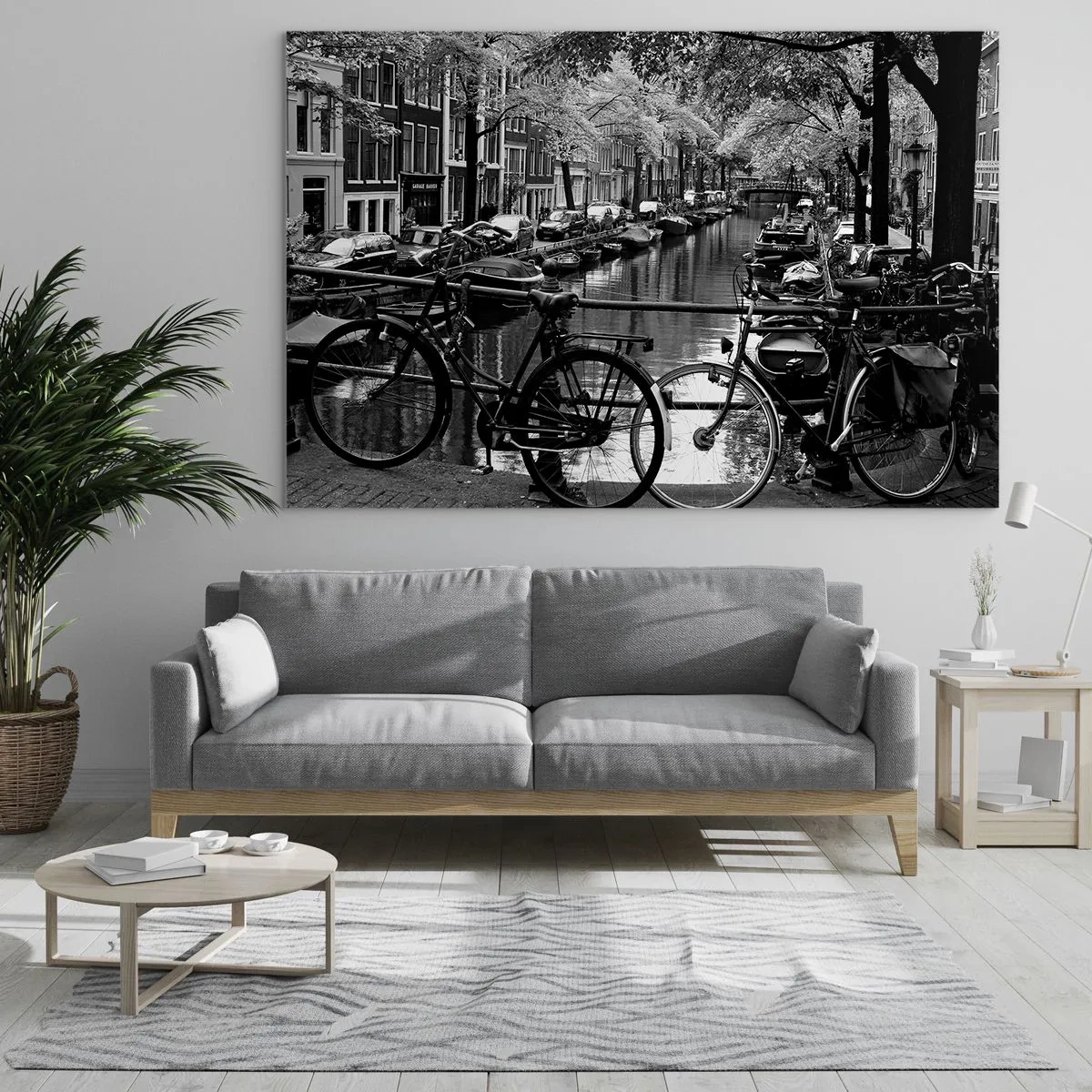Cuadro sobre vidrio - Impresiones sobre Vidrio - Vista en blanco y negro de un canal con bicicletas y barcos. - 100x70cm - Una visión muy holandesa - Decoración de pared moderna para salón y dormitorio ARTTOR