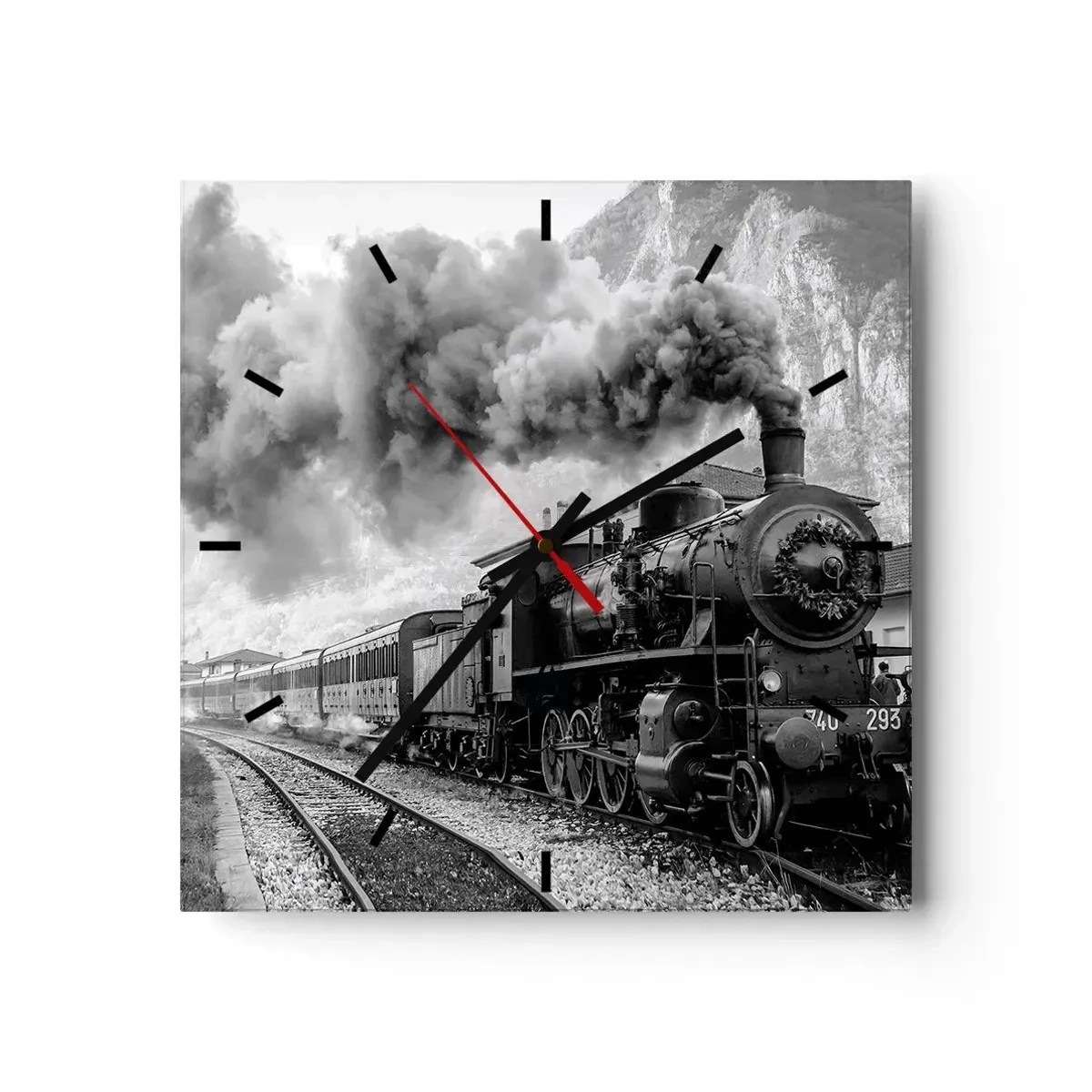 Reloj de pared - Reloj de vidrio - Una locomotora de vapor en blanco y negro contra un paisaje montañoso. - 30x30cm - Rumbo a la estación... - Decoración de pared moderna para salón y dormitorio ARTTOR