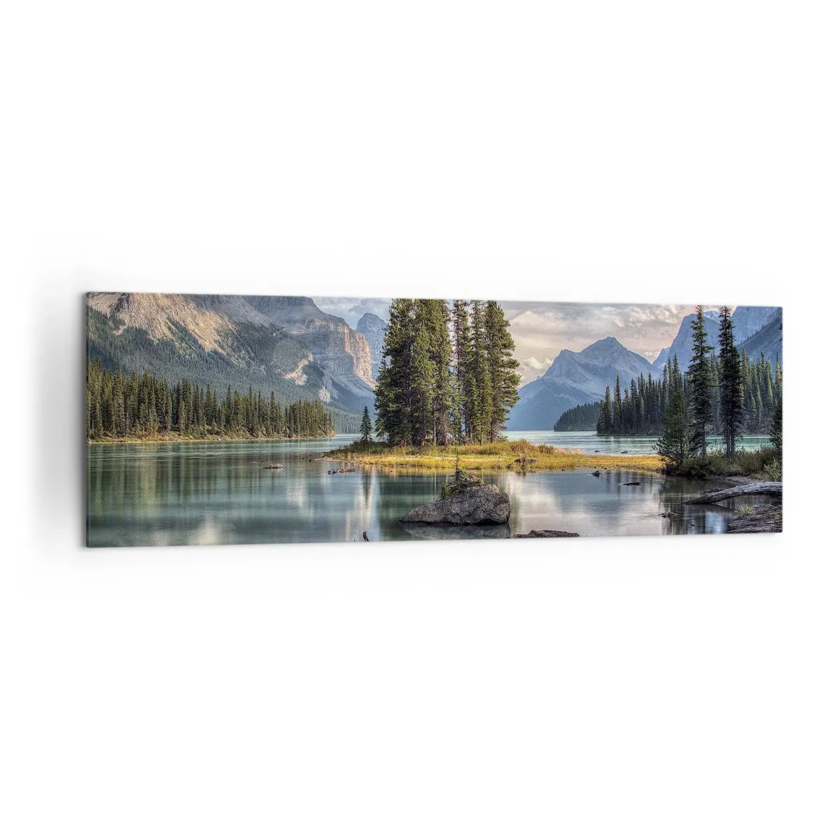 Cuadro sobre lienzo - Impresión de Imagen - Un paisaje de montaña con una isla rodeada por un lago tranquilo. - 160x50cm - Sobre el agua cristalina... - Decoración de pared moderna para salón y dormitorio ARTTOR