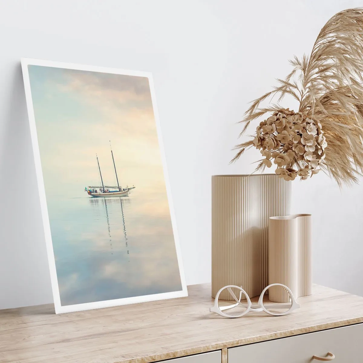 Póster - Un barco en un mar en calma con un suave reflejo. - 50x70cm - En un mar de silencio - Decoración de pared moderna para salón y dormitorio ARTTOR